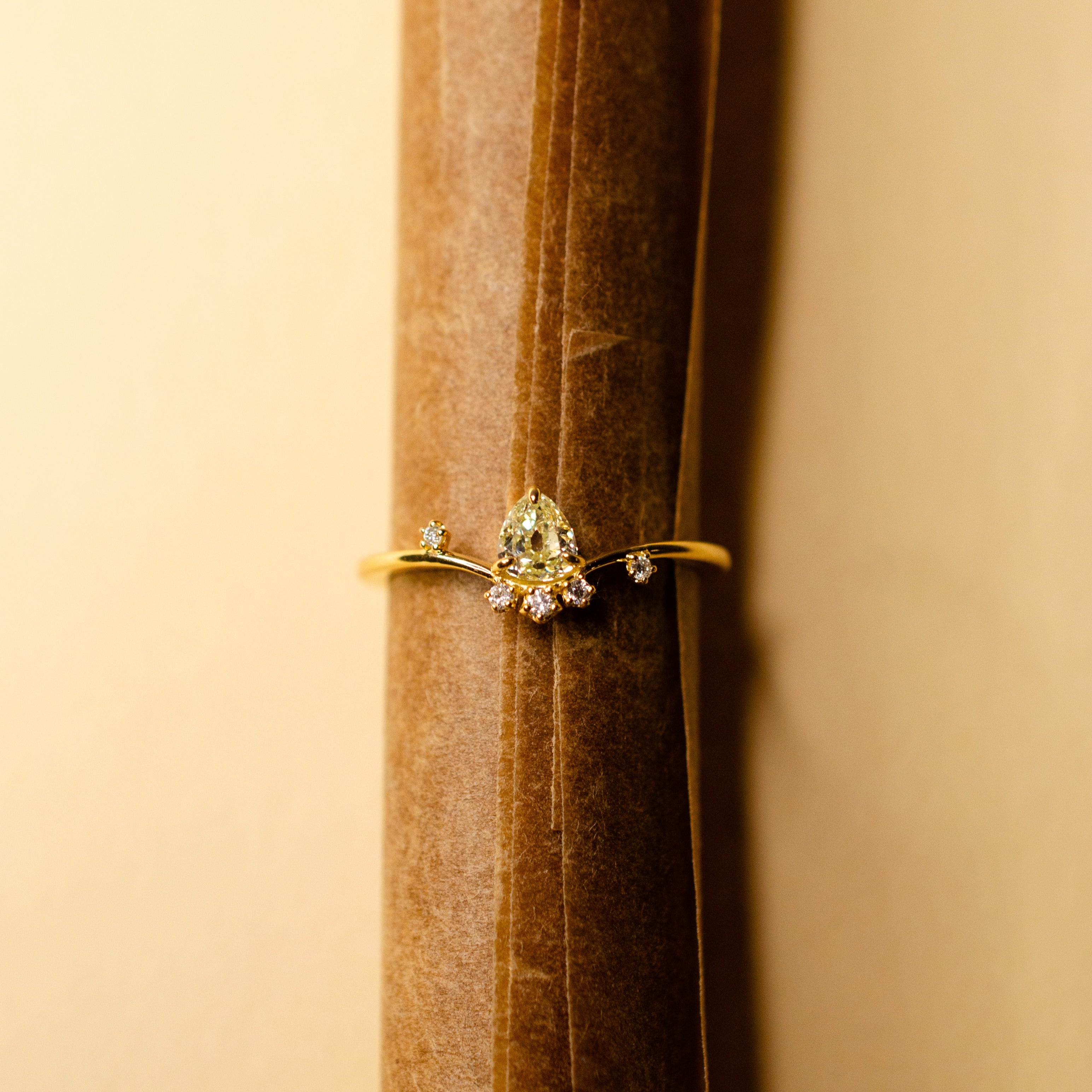 K18 ペアシェイプダイヤモンドリング | Tesoro