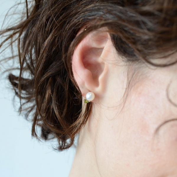 K10ペリドットトライアングルピアス – DUE DONNE